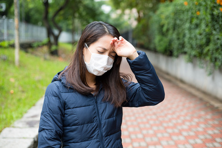 生病戴口罩图片