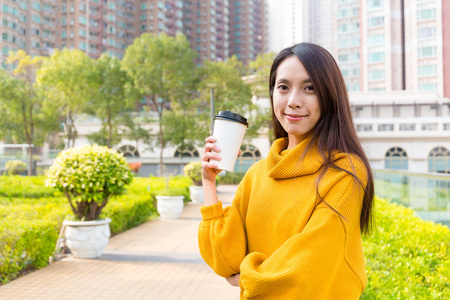 女人控股咖啡户外