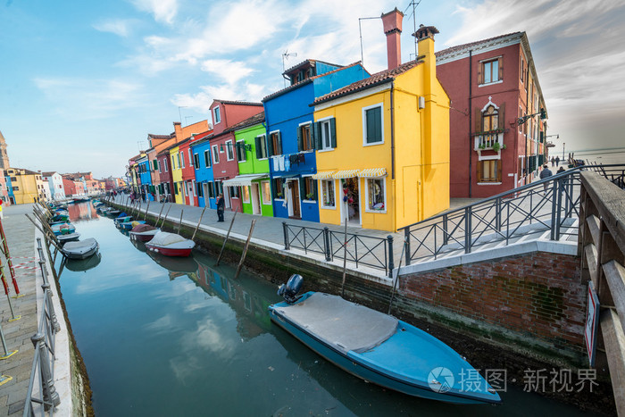 对布拉诺水中的倒影与运河的船只鲜艳彩绘的房子