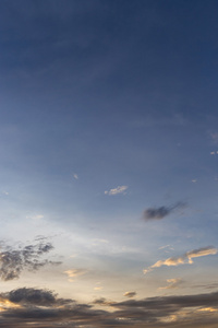 夕阳的天空戏剧性的背景, 蓝色的天空与橙色的阳光