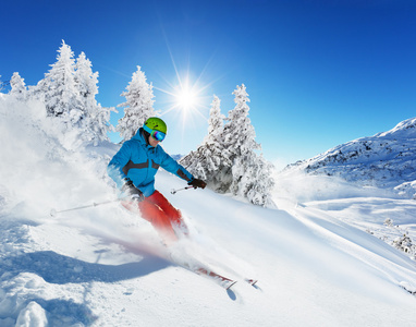 男子滑雪下坡运行