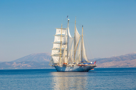 在夏季的一天中航行的船照片