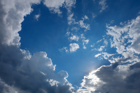 晴朗天气天空,太阳在蔚蓝的天空,云层密布,阳光照片