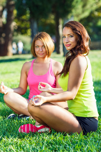 两个年轻女孩到户外放松 练瑜伽