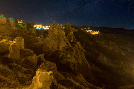 乌奇希萨尔镇的夜景