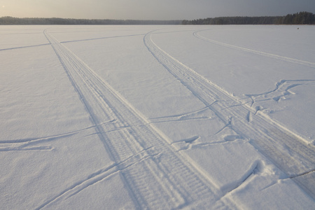 湖上的雪地摩托痕迹