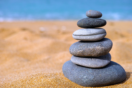 在海滩上的石头平衡