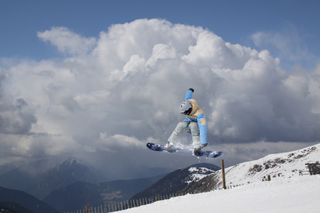 山上的飞行滑雪板。极限运动