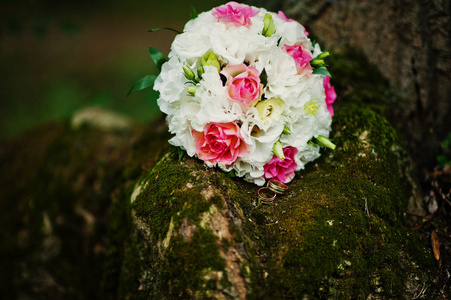 婚礼花束在苔藓在树上