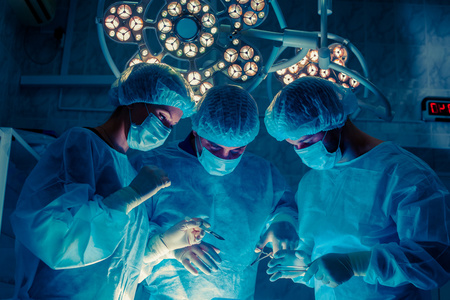 外科医生的病人在手术中监测工作团队开通