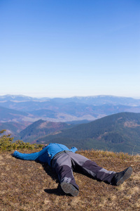 男子带着背包和帐篷山中徒步旅行