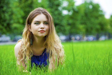 年轻的金发女子，绿色的草地上