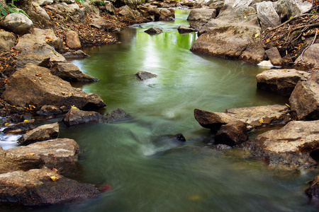 流动的水与岩石的景观