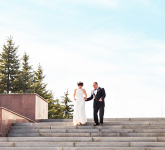 优雅的时尚小两口美丽的新娘和新郎在楼梯上
