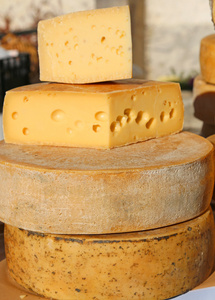 在粮食市场上出售的意大利奶酪图片