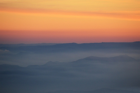 夕阳在山雾