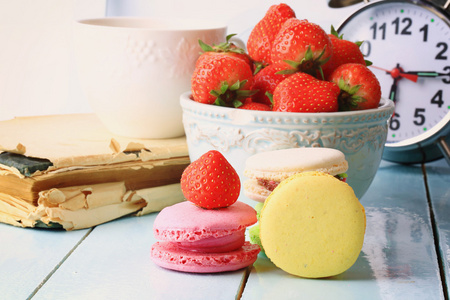 夏季甜品草莓和法国玛卡图片