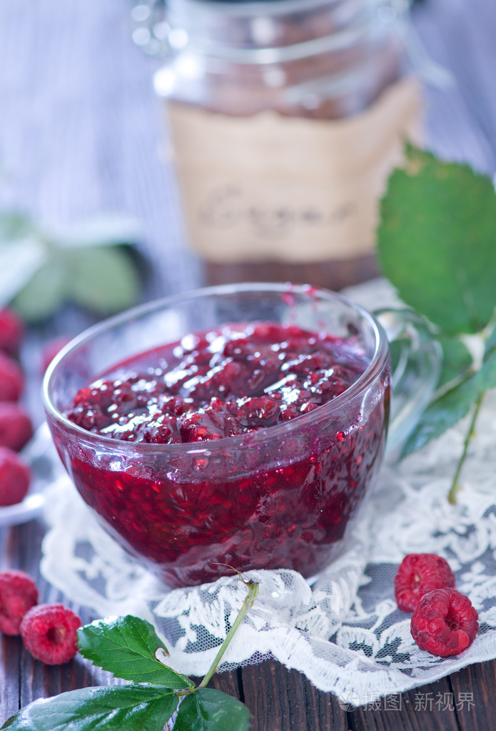 在杯中的覆盆子果酱