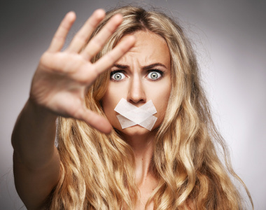 沉默的证人女人用嘴密封照片