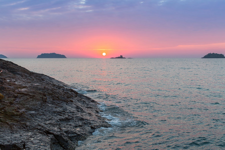 美丽的日落，在海岸上