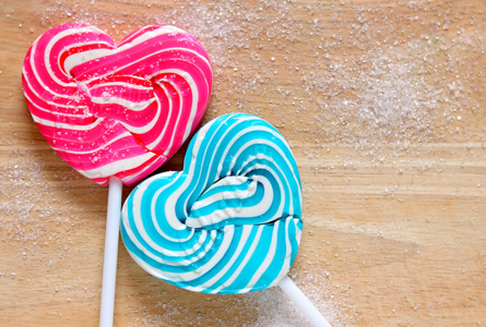 色彩缤纷棒棒糖一颗心的形状照片