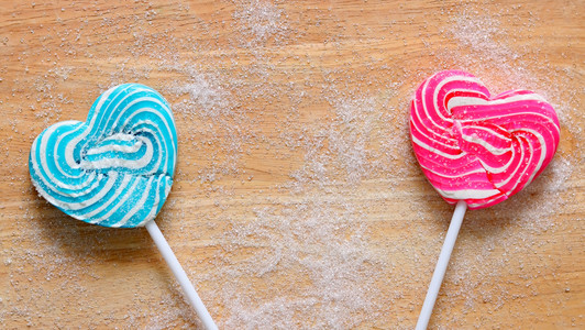 持有一颗糖果的小兔子圣诞节无缝图案与糖果罐头的形状,一颗心和雪花.