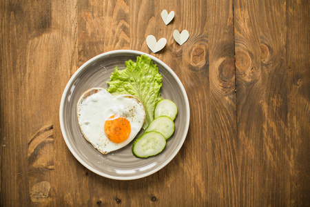 炒鸡蛋在心形情人节的浪漫早餐