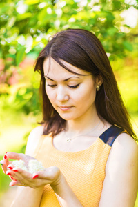 在春天开花树木的年轻亚洲女人的画像