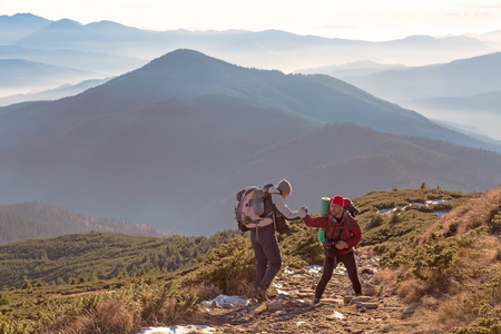 互相帮助在山路上的两个徒步旅行