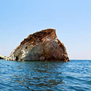 山和欧洲希腊 santorin 的夏季海滩上的岩石