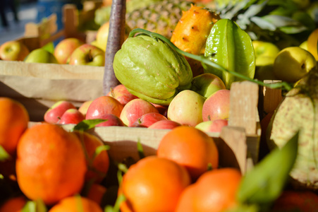 从许多不同的水果，在农贸市场的彩色背景