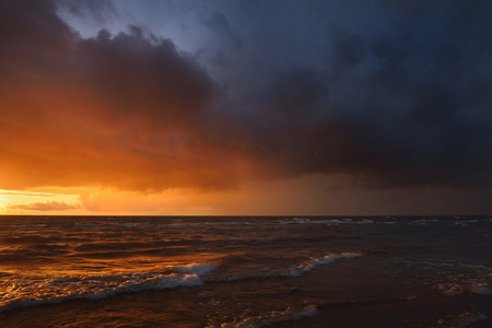 暴风雨前的乌云与海上日落