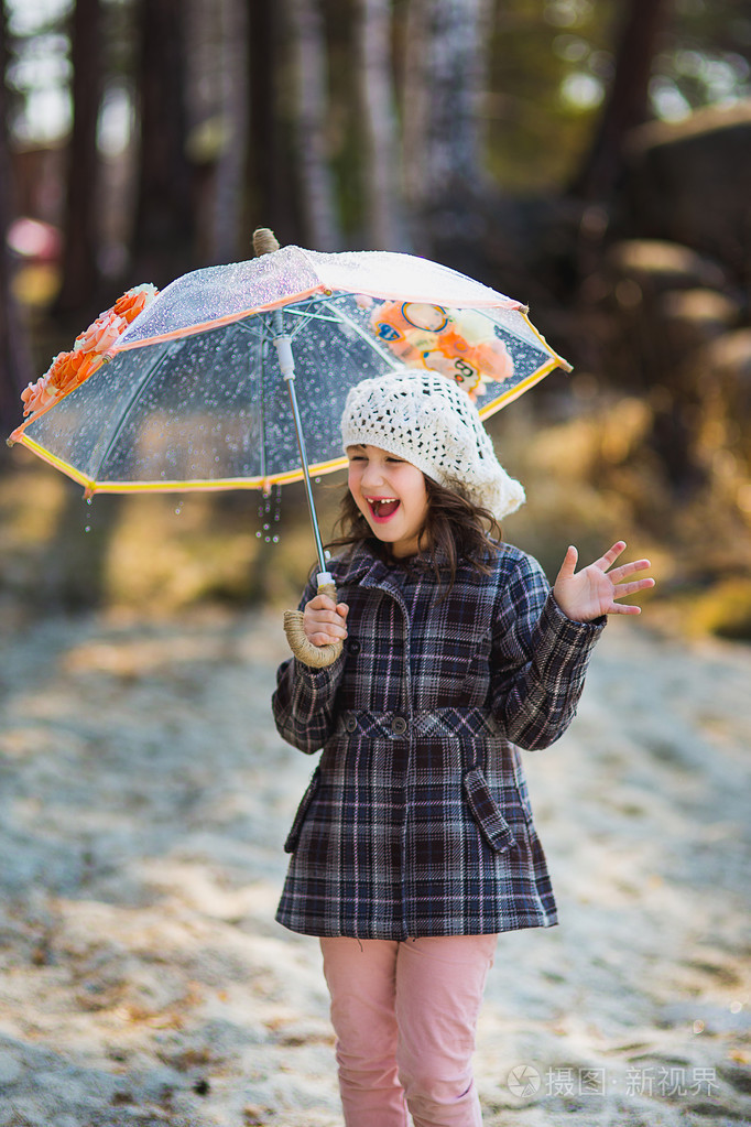 有一把伞在雨中的女孩