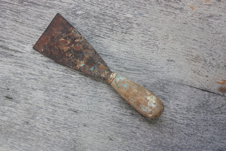 旧木地板上的旧铲子图片