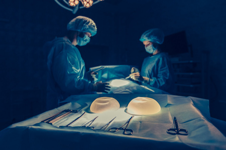 外科医生团队合作监测病人的外科手术室。隆胸