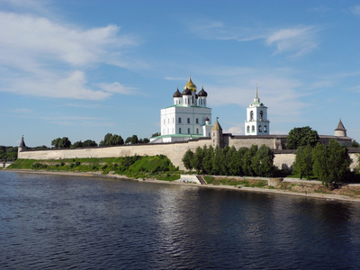 河大和神圣三位一体大教堂在普斯科夫