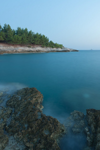 储备 Kamenjak 岩石海岸海上日落之后