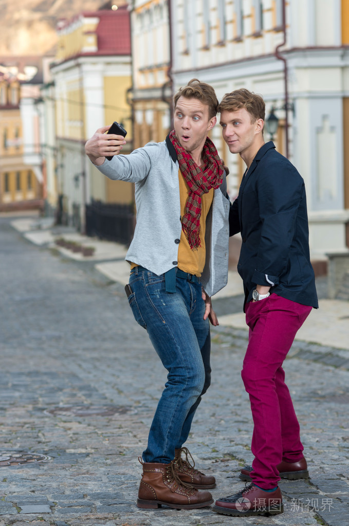 照片 人物 开朗的孪生兄弟的日子.两个时尚和英俊成人 tw.jpg