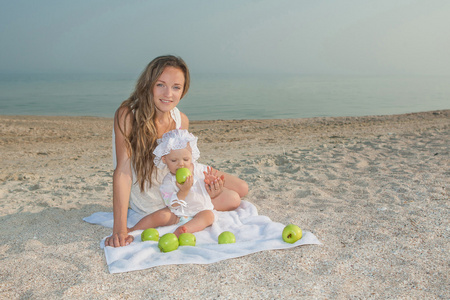 母亲和她的女儿在海滩上玩图片