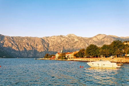 美丽的小山和海景