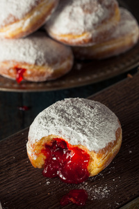 Paczki 含糖的自制甜甜圈