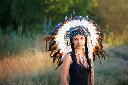 在美洲印第安人服装的年轻女子