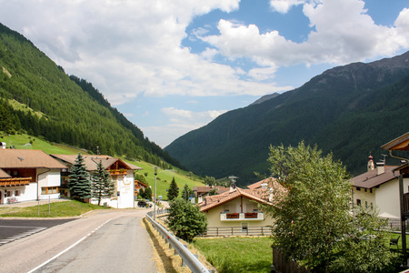 在阿尔卑斯山的美丽山村