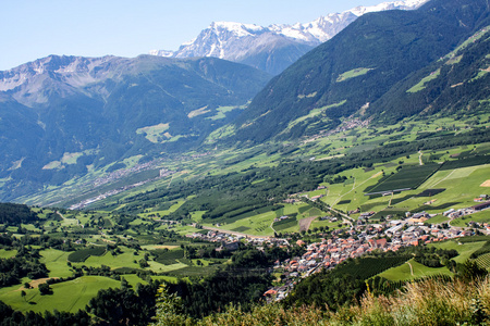 在阿尔卑斯山的美丽山村