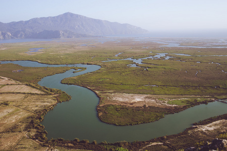 农村丘陵景观与海,河美丽的乡村景观与河流和云葡萄园风景和莱茵河河