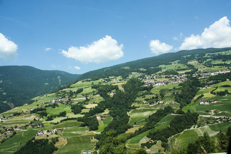 在阿尔卑斯山的美丽山村图片