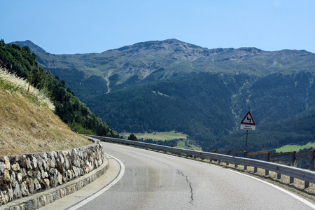 山区公路。奥地利阿尔卑斯山