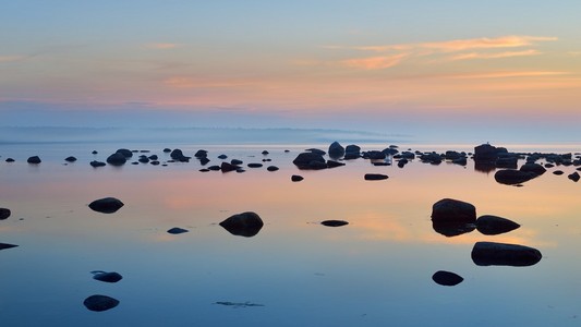 在 Kasmu 海岸的岩石