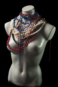 在人体模型上的珍珠项链