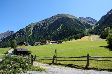 在阿尔卑斯山的美丽山村